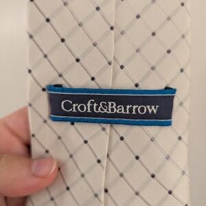 Croft & Barrow White and Silver Patterned Tie 100% Silk